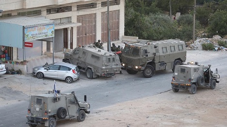 قوات الاحتلال تقتحم عدة أحياء من نابلس وتعتقل 4 مواطنين