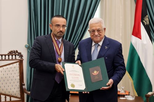 الرئيس يقلد القنصل العام الإيطالي "نجمة القدس" من وسام القدس
