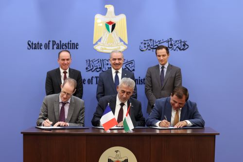 برعاية وحضور رئيس الوزراء.. توقيع اتفاقية دعم المرحلة الرابعة لبرنامج تطوير البلديات من الوكالة الفر