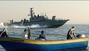 زوارق الاحتلال تلاحق الصيادين في بحر خان يونس ورفح