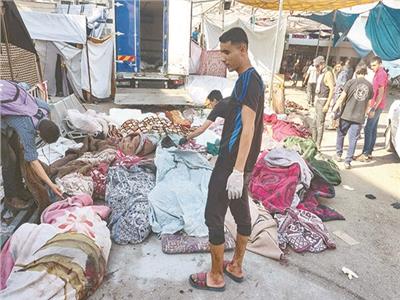 دفن جثامين 170 شهيدا بمقبرة جماعية في ساحة مجمع الشفاء الطبي