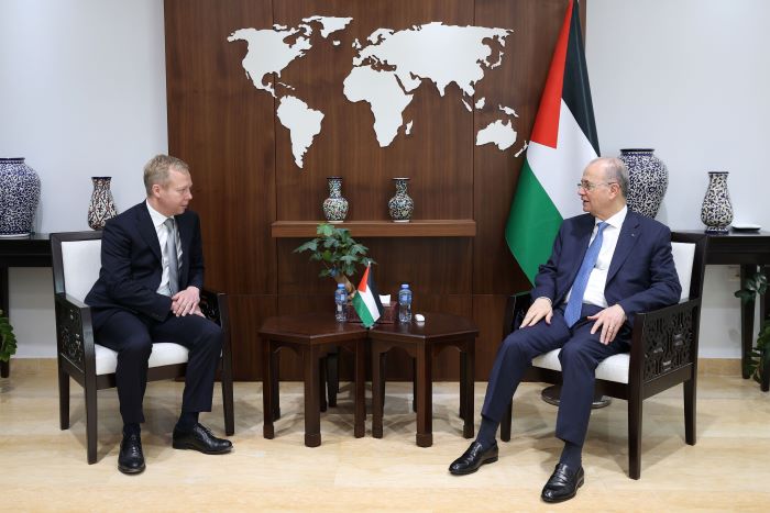 رئيس الوزراء يبحث مع كوبمانز مجمل التطورات على الساحة الفلسطينية