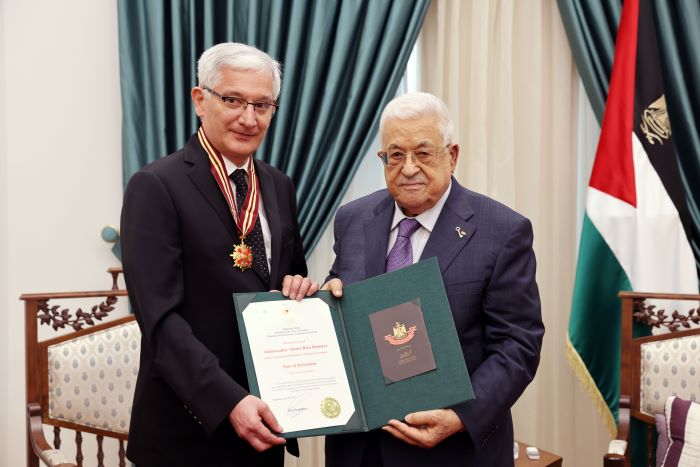 الرئيس يمنح القنصل التركي العام في القدس "نجمة القدس" من وسام القدس