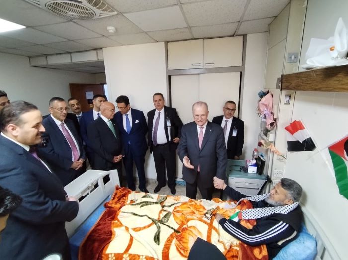 رئيس الوزراء يعود جرحى قطاع غزة في مستشفى مدينة الطب في بغداد