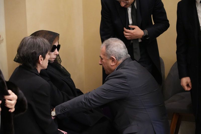 السفير الاسعد يقدم واجب العزاء للسيدة فيروز بوفاة نجلها هلي