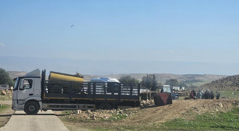 عائلات من شلال العوجا تفكك مساكنها قسرًا تحت ضغط اعتداءات المستعمرين